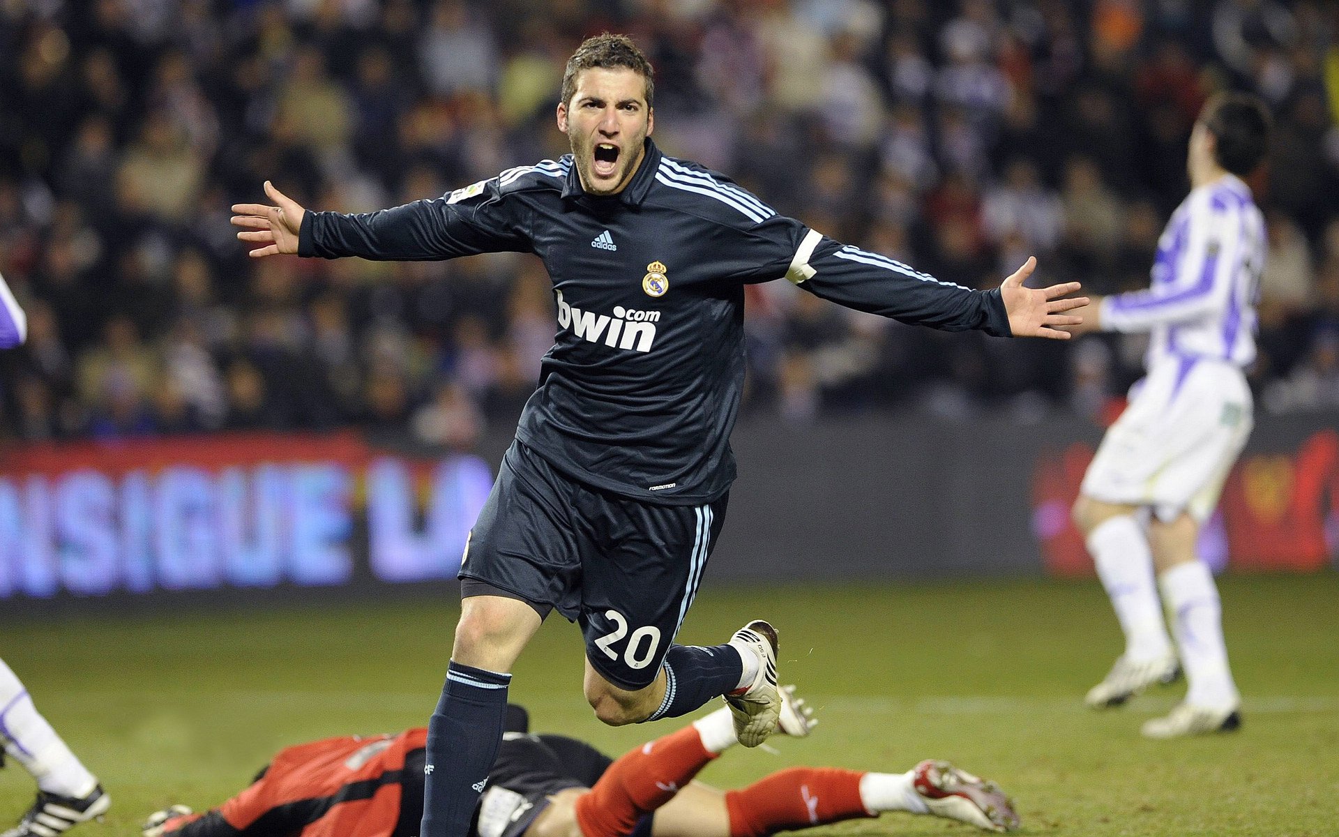 爱游戏tv-德甲争冠战之夜，布伦森攻防两端统治，书写传奇篇章